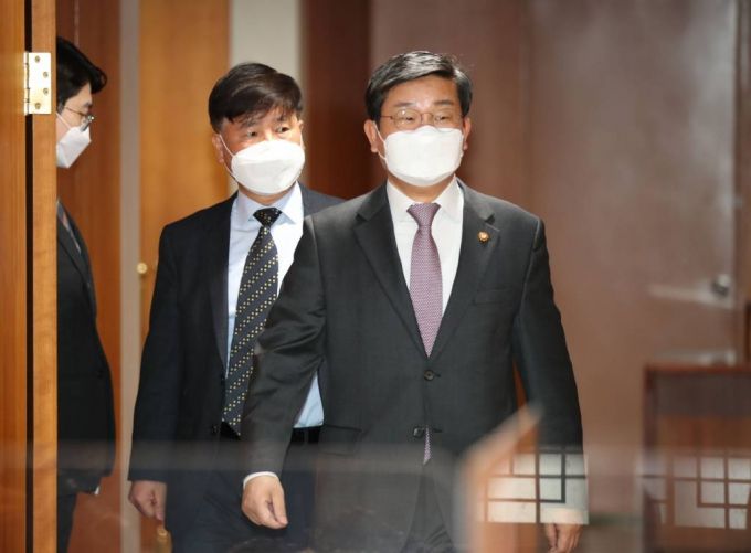 [서울=뉴시스]고범준 기자 = 전해철 행정안전부 장관이 지난 10일 오전 서울 종로구 정부서울청사에서 열린 신도시 투기의혹 수사협력 관련 회의에 참석하고 있다. 2021.03.10. bjko@newsis.com