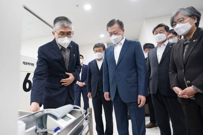 [서울=뉴시스]추상철 기자 = 문재인 대통령이 26일 코로나19 백신 접종 참관을 위해 서울 마포구보건소를 방문해 오상철 마포구보건소장으로 부터 아스트라제네카 백신 관리 및 보관에 대한 설명을 듣고 있다. 정은경(오른쪽부터) 질병관리청장, 전해철 행정안전부 장관, 문 대통령, 권덕철 보건복지부 장관. 2021.02.26. scchoo@newsis.com