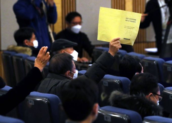 [서울=뉴시스]박주성 기자 = 6일 오전 서울 강서구 대한항공 본사에서 유상증자를 위한 발행 주식 총수 확대를 위한 정관 변경을 위한 임시 주주총회가 열리고 있다. (공동취재사진). 20201.01.06. photo@newsis.com