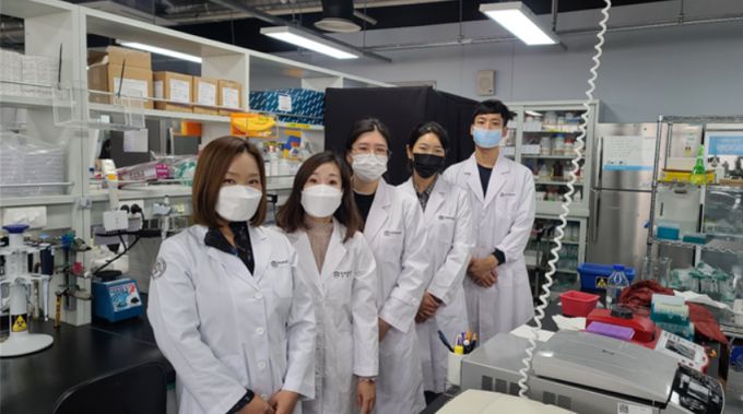 한국뇌연구원 이현주 연구원, 허향숙 책임연구원, 강리진, 김지은, 전성각 연구원(사진 왼쪽부터)은 항암제 이브루티닙이 알츠하이머병의 핵심 병리인자인 아말로이드 베타 축적과 타우인산화를 모두 감소시키는 현상을 밝혀냈다. /사진=한국뇌연구원