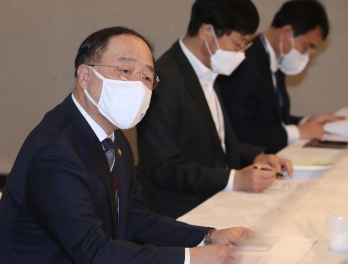 [서울=뉴시스]김명원 기자 = 홍남기 부총리 겸 기획재정부 장관이 17일 오전 서울 종로구 정부서울청사에서 열린 '제17차 부동산시장 점검 관계장관회의'에서 모두 발언을 하고 있다. (공동취재사진) 2021.03.17. photo@newsis.com