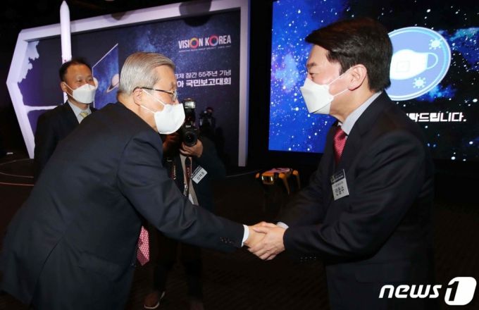 (서울=뉴스1) 국회사진취재단 = 김종인 국민의힘 비상대책위원장(왼쪽)과 안철수 국민의당 서울시장 후보(오른쪽)가 17일 서울 중구 신라호텔에서 열린 매일경제 제30차 국민보고대회에 참석해 인사를 나누고 있다. 2021.3.17/뉴스1