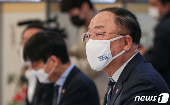 (서울=뉴스1) 송원영 기자 = 홍남기 경제부총리 겸 기획재정부 장관이 17일 오전 서울 종로구 정부서울청사에서 열린 '제17차 부동산시장 점검 관계장관회의'에서 모두 발언을 하고 있다. 2021.3.17