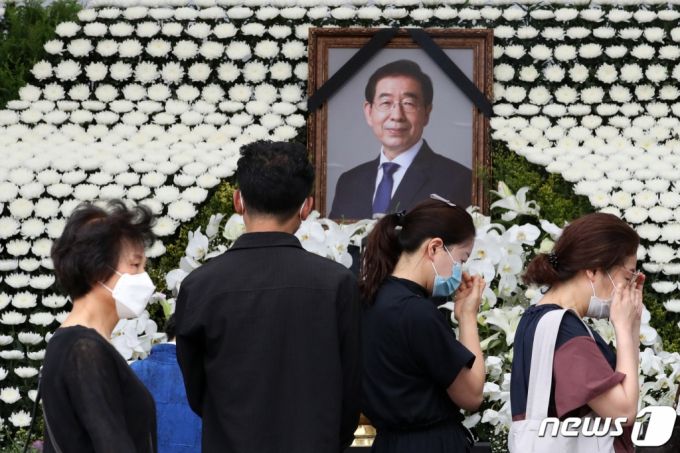 12일 오후 서울 중구 서울시청 앞 서울광장에 마련된 고(故) 박원순 서울특별시장 분향소를 찾은 시민들이 조문하고 있다.  운영 시간은 오전 8시부터 오후 10시까지이며, 서울시는 고인과 유족의 의견을 반영해 분향소를 검소하게 마련했으며 화환과 조기(弔旗)는 따로 받지 않는다고 밝혔다. 2020.7.12/사진제공=뉴스1