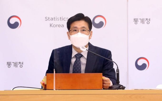 [세종=뉴시스]강종민 기자 = 정동명 통계청 사회통계국장이 17일 오전 정부세종청사에서 2021년 2월 고용동향을 발표하고 있다. 지난달 고용률은 64.8%로 전년동월대비 1.5%p 하락, 실업률은 4.9%로 전년동월대비 0.8%p 상승, 취업자는 2636만 5000명으로 전년동월대비 47만 3000명 감소한 것으로 나타났다. 2021.03.17.    ppkjm@newsis.com