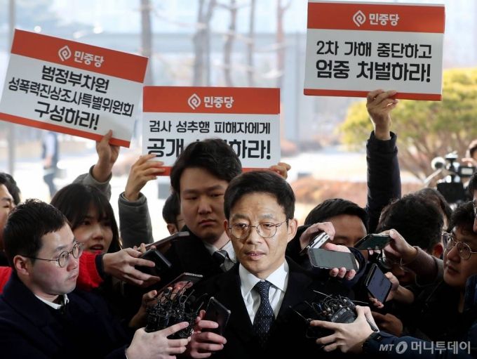 후배 여검사를 성추행하고 인사에 부당하게 개입했다는 의혹을 받고 있는 안태근 전 검사장이 26일 오전 송파구 서울동부지검에 피의자신분으로 출석하고 있다. /사진=홍봉진기자 honggga@