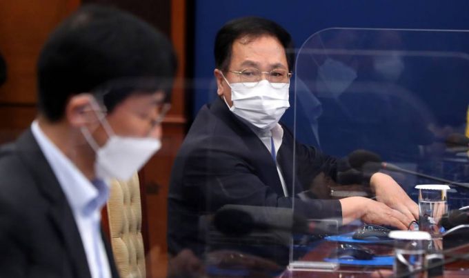 [서울=뉴시스]추상철 기자 = 유영민 대통령 비서실장이 15일 오후 청와대 여민관에서 열린 수석·보좌관회의에 참석해 있다. 2021.03.15. scchoo@newsis.com