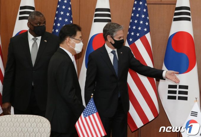 (서울=뉴스1) 사진공동취재단 = 정의용 외교부 장관이 18일 오전 서울 종로구 외교부 청사에서 진행된 한미 방위비분담특별협정(SMA) 가서명식을 마치고 토니 블링컨 미국 국무장관과 이동하고 있다.2021.3.18/뉴스1