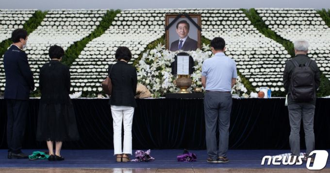 (서울=뉴스1) 이재명 기자 = 13일 오후 서울 중구 서울광장에 마련된 故 박원순 서울특별시장 분향소를 찾은 시민들이 조문을 하고 있다.   분향소는 이날 오후 10시까지 운영한다. 2020.7.13/뉴스1