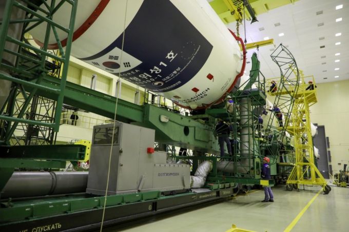 지난 15일(현지시각) 러시아연방우주청(ROSCOSMOS)는 오는 20일 오후 3시 7분경(한국시간) 카자흐스탄 바이코누르 우주센터에서 차세대 중형위성 1호 등을 싣고 우주로 발사될 소유즈 2.1a 발사체 조립이 완료됐다고 밝혔다. /사진=ROSCOMOS 홈페이지
