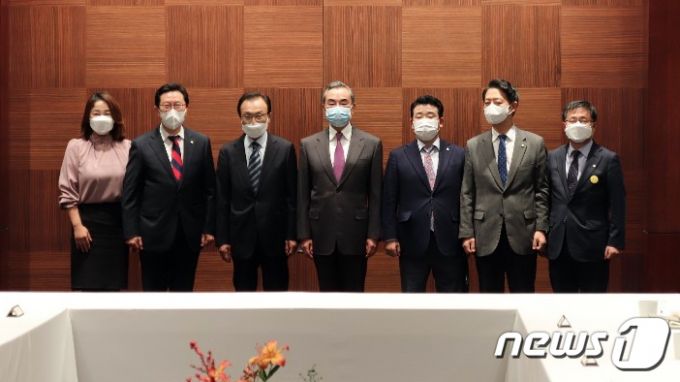 (서울=뉴스1) = 왕이(王毅) 중국 국무위원 겸 외교부장이 지난 26일 저녁 서울 모처에서 이해찬 전 더불어민주당 대표를 비롯한 여당 의원들과 만찬을 갖고 기념촬영을 하고 있다. 왼쪽부터 이재정, 김한정 의원, 이해찬 전 대표, 왕이 외교부장, 박정, 김영호, 김성환 의원.(김한정 의원 제공) 2020.11.27/뉴스1