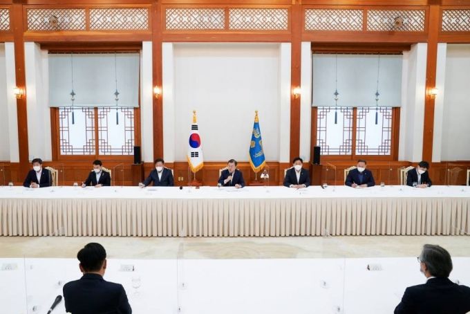 [서울=뉴시스]박영태 기자 = 문재인 대통령이 10일 청와대에서 열린 더불어민주당 원내대표단 초청 간담회에 참석해 발언하고 있다. 2021.03.10. since1999@newsis.com