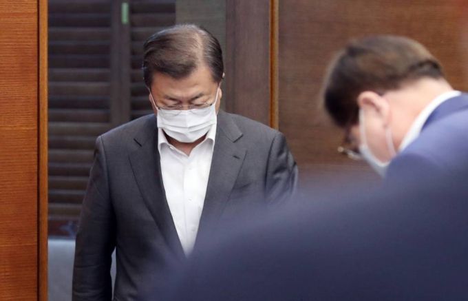 [서울=뉴시스]박영태 기자 = 문재인 대통령이 22일 오후 청와대 여민관 영상회의실에서 열린 수석 보좌관회의에 참석하고 있다. 2021.03.22. since1999@newsis.com