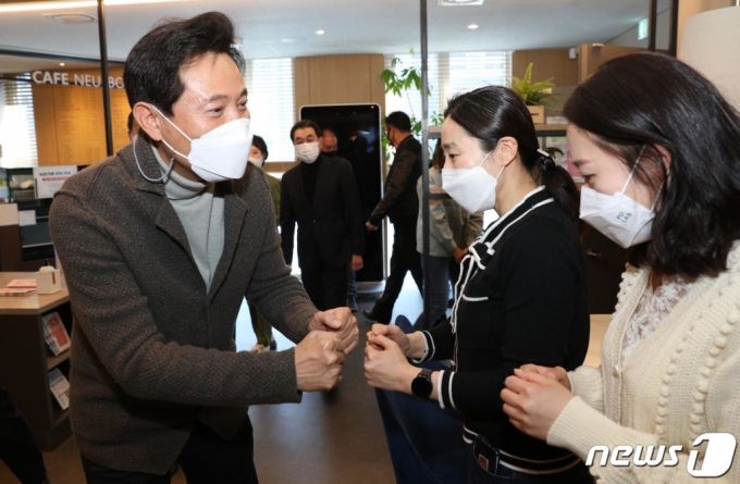 (서울=뉴스1) 국회사진취재단 = 오세훈 국민의힘 서울시장 후보가 22일 오후 서울 서초구 서초4동주민센터에서 열린 공유어린이집 간담회에서 참석자들과 인사하고 있다. 2021.3.22/뉴스1