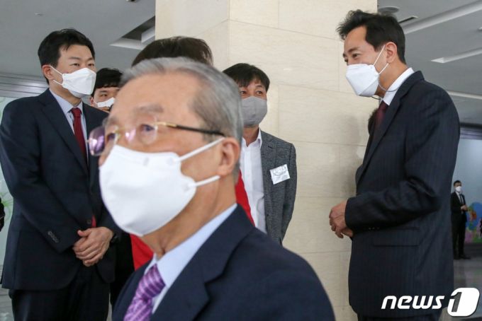 김종인 국민의힘 비대위원장과 오세훈 서울시장 후보가 23일 서울 마포구 DMC첨단산업센터에서 열린 중소기업위원회 현장간담회에서 관계자들과 대화하고 있다. /사진=뉴스1
