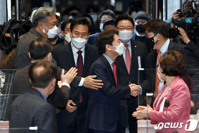 오세훈 국민의힘 서울시장 후보와 안철수 국민의당 대표가 24일 오전 서울 여의도 국회에서 열린 국민의힘 의원총회에 나란히 참석해 의원들의 축하인사를 받고 있다. /사진=뉴스1