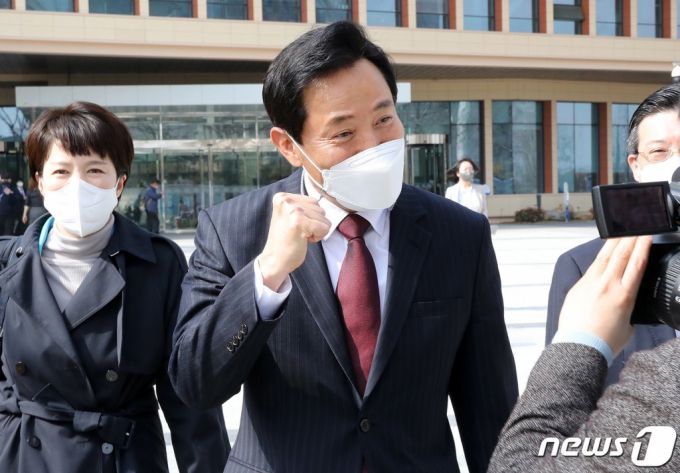 서울시장 보궐선거 범야권 단일화 후보로 확정된 오세훈 국민의힘 후보가 23일 서울 여의도 국회 소통관에서 기자회견을 마치고 국회를 나서며 취재진을 향해 주먹을 불끈 쥐고 있다. /사진=뉴스1