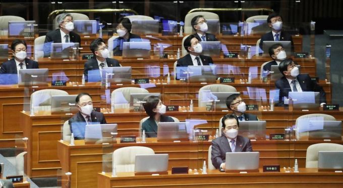 [서울=뉴시스]김진아 기자 = 25일 오전 서울 여의도 국회에서 열린 본회의에서 국무위원들이 4차 재난지원금 지급을 위한 15조원 규모의 추경안 투표 결과를 바라보고 있다. (공동취재사진) 2021.03.25. photo@newsis.com