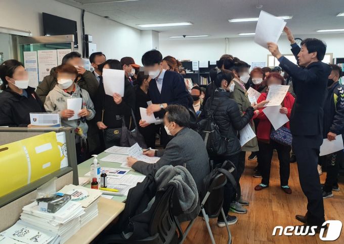 자금난에 빠진 중소기업과 소상공인을 상대로 초저금리 대출이 시행된  지난해 4월 1일 오전 서울 강북구 소상공인시장진흥공단 서울북부지원센터에서 소상공인들이 긴급대출 관련해 직원들에게 문의하고 있다. /사진=뉴스1