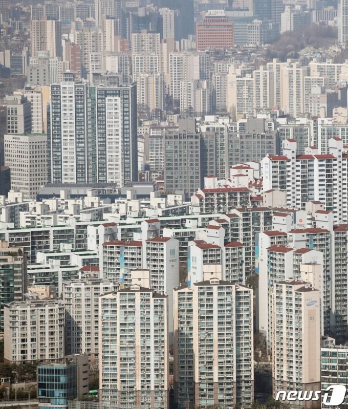 24일 오후 서울 여의도 63스퀘어에서 바라본 아파트 단지 모습. /사진=뉴스1