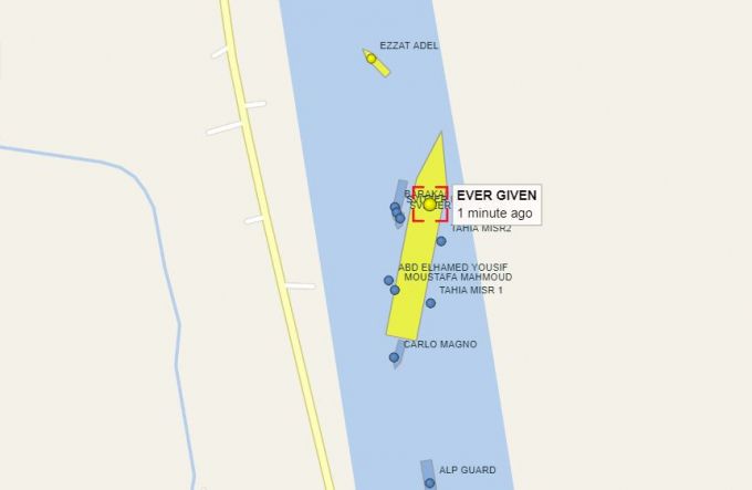 한국시간 29일 오후 4시 11분 에버기븐호 선미가 제방과 거리를 두고 있음을 확인할 수 있다./사진=베셀파인더