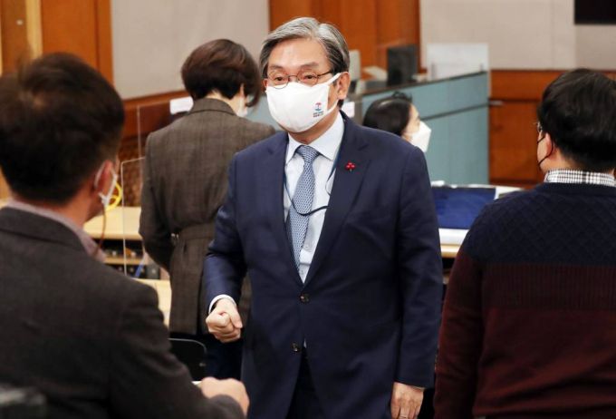 [서울=뉴시스]박영태 기자 = 노영민 비서실장이 31일 오후 청와대 춘추관 대브리핑 룸에서 이임사를 한 후 취재진과 인사를 나누고 있다. 2020.12.31. since1999@newsis.com