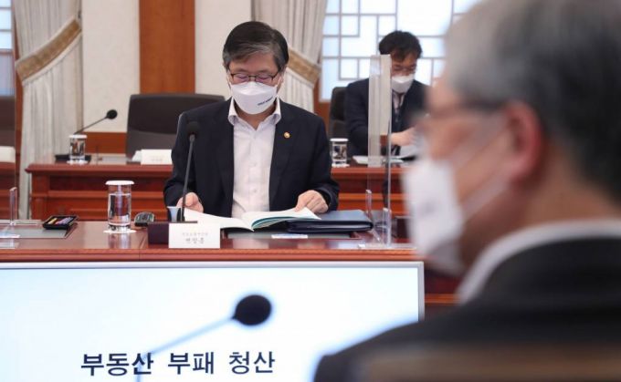 [서울=뉴시스]추상철 기자 = 변창흠 국토교통부 장관이 29일 오후 청와대 본관에서 열린 부동산 부패 청산 제7차 공정사회 반부패정책협의회에 참석해 자료를 살펴보고 있다. 2021.03.29. scchoo@newsis.com