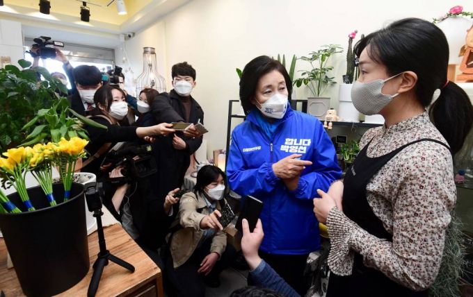 [서울=뉴시스]국회사진기자단 = 박영선 더불어민주당 서울시장 후보가 29일 서울 성북구 길음동의 한 아파트 상가 꽃가게를 찾아 상인의 이야기를 듣고 있다. 2021.03.29. photo@newsis.com