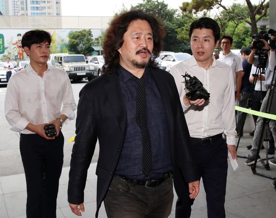 = 방송인 김어준 씨가 24일 오전 경기도 성남시 분당경찰서에서 이재명 경기도지사의 ‘여배우 스캔들’과 관련해 참고인 신분으로 조사를 받기위해 출석하고 있다.   김씨는 지난 2010년 11월 배우 김부선 씨를 인터뷰하면서 '성남에 사는 한 남자와 만난(사귄) 사실이 있다'는 취지의 내용을 보도했다. 2018.7.24/뉴스1