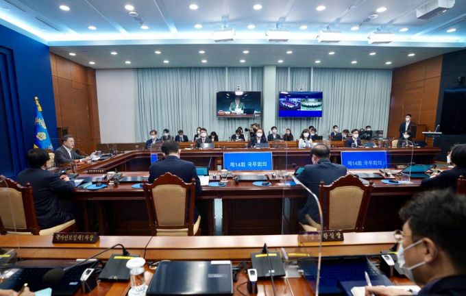 [서울=뉴시스]추상철 기자 =문재인 대통령이 30일 오전 청와대 여민관에서 열린 제14회 국무회의를 주재하고 있다. 2021.03.30. scchoo@newsis.com