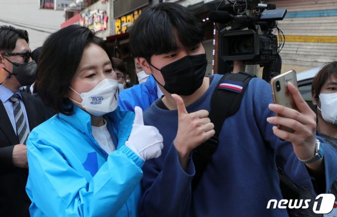 (서울=뉴스1) 국회사진취재단 = 박영선 더불어민주당 서울시장 후보가 31일 오후 서울 동작구 총신대입구역 인근에서 유세 중 한 시민과 셀카를 찍고 있다. 2021.3.31/뉴스1