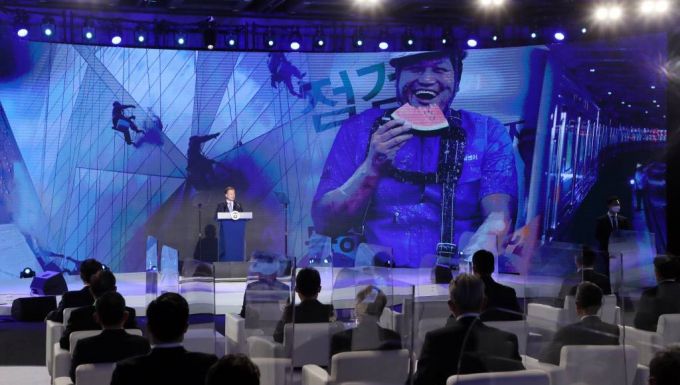 [서울=뉴시스]추상철 기자 = 문재인 대통령이 31일 오전 서울 중구 대한상공회의소에서 열린 제48회 상공의 날 기념식에 참석해 축사를 하고 있다. 2021.03.31. scchoo@newsis.com