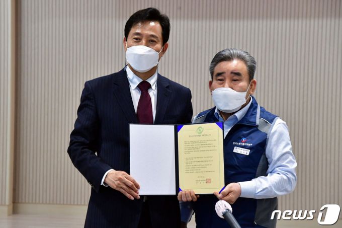 (서울=뉴스1) 성동훈 기자 = 오세훈 국민의힘 서울시장 후보가 31일 서울 영등포구 한국노총서울본부와의 간담회에서 김기철 한국노총 서울지역본부 의장으로부터 정책요구서를 전달받고 있다. 2021.3.31/뉴스1