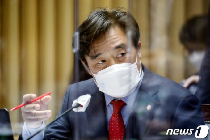 (서울=뉴스1) 임세영 기자 = 정동만 국민의힘 의원이 20일 서울 중구 서울시청에서 열린 국회 국토교통위원회의 서울특별시에 대한 국정감사에서 질의하고 있다. 2020.10.20/뉴스1