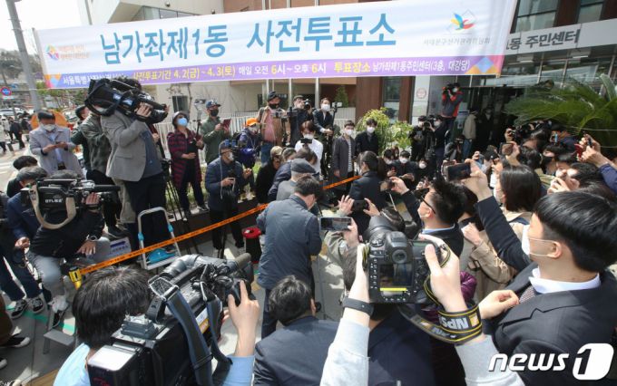 (서울=뉴스1) 신웅수 기자 = 윤석열 전 검찰총장이 2일 오전 부친 윤기중 연세대 명예교수와 함께 서울 서대문구 남가좌1동주민센터에 마련된 사전투표소로 향하고 있다.  지난달 4일 사퇴 후 별다른 일정 없이 칩거하던 윤 전 총장은 최근 '101세 철학자'로 불리는 김형석 연세대 명예교수를 방문해 조언을 듣고 이철우 연세대 법학전문대학원 교수를 만나는 등 비공식 활동을 이어가며 외부 노출을 자제해왔다. 2021.4.2/뉴스1