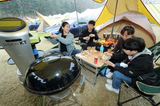 강원도 원주시 오크글램핑캠핑장에서 열린 KT 디지코 캠핑 1차 참여자들의 모습. /사진=KT
