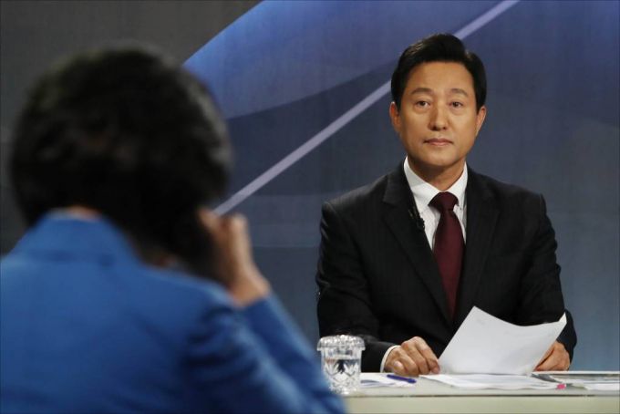 오세훈 국민의힘 서울시장 후보가 5일 오후 서울 양천구 예총회관에서 열린 한국방송기자클럽 초청 서울시장 보궐선거 후보자 토론회 시작 전 토론 준비를 하고 있다. / 사진제공=뉴시스