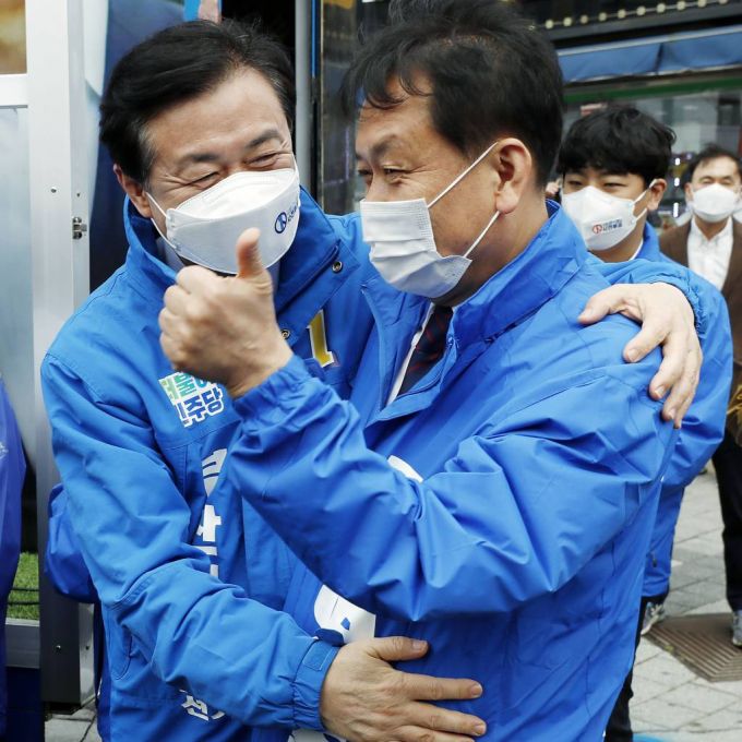 더불어민주당 김영춘 부산시장 후보가 이달 1일 부산 서구 충무동 사거리에서 지지 연설을 마친 이광재 의원과 포옹하고 있다. / 사진제공=뉴시스