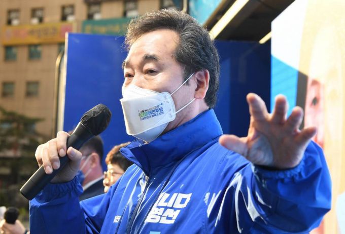 이낙연 더불어민주당 상임선대위원장이 이달 4일 오후 서울 노원구 롯데백화점 앞 광장에서 유세차에 올라 박영선 서울시장 후보의 지지를 호소하고 있다. / 사진제공=뉴시스