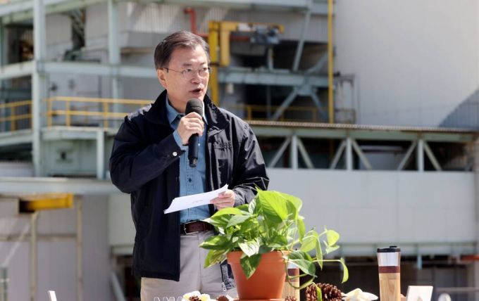 [서울=뉴시스]박영태 기자 = 문재인 대통령이 5일 서울 마포구 서울복합화력발전소에서 열린 제76회 식목일 기념행사에서 식수를 마치고 발언하고 있다. 2021.04.05. since1999@newsis.com