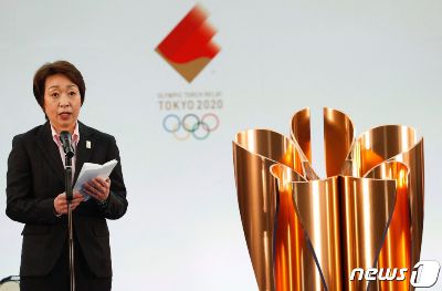 (나라하 AFP=뉴스1) 우동명 기자 = 하시모토 세이코 일본 도쿄올림픽·패럴림픽 조직위원회 회장이 25일 (현지시간) 후쿠시마현 나라하에서 열린 성화 봉송 출발 행사서 연설을 하고 있다.  (C) AFP=뉴스1