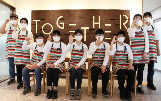 스타벅스가 2025년까지 취업취약계층 파트너를 전체 임직원의 10% 수준까지 확대한다.(사진은 근무인원의 50%가 장애인파트너로 이루어진 서울대치과병원점 파트너)