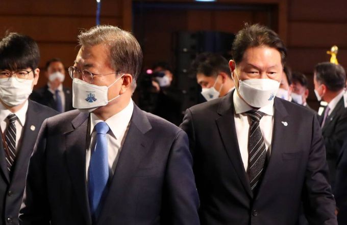 [서울=뉴시스]추상철 기자 = 문재인 대통령과 최태원 대한상공회의소 회장이 31일 오전 서울 중구 대한상공회의소에서 열린 제48회 상공의 날 기념식을 마친후 이동하고 있다. 2021.03.31. scchoo@newsis.com