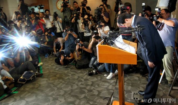 2011년 8월 26일 오세훈 서울시장이 서울시청 별관 브리핑실에서 시장직 사퇴와 관련한 기자회견을 열고 있다. / 사진=홍봉진 기자. /사진=홍봉진기자.