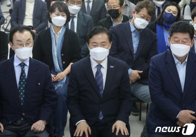 김영춘 더불어민주당 부산시장 후보가 부산 부산진구 김영춘선거사무소에서 출구조사 결과를 지켜보고 있다./사진제공=뉴스1