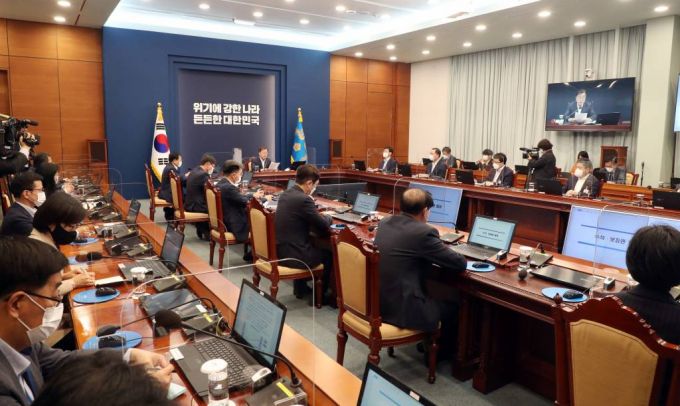 [서울=뉴시스]박영태 기자 = 문재인 대통령이 5일 청와대 여민관에서 열린 수석 보좌관회의에 참석해 발언하고 있다. 2021.04.05. since1999@newsis.com