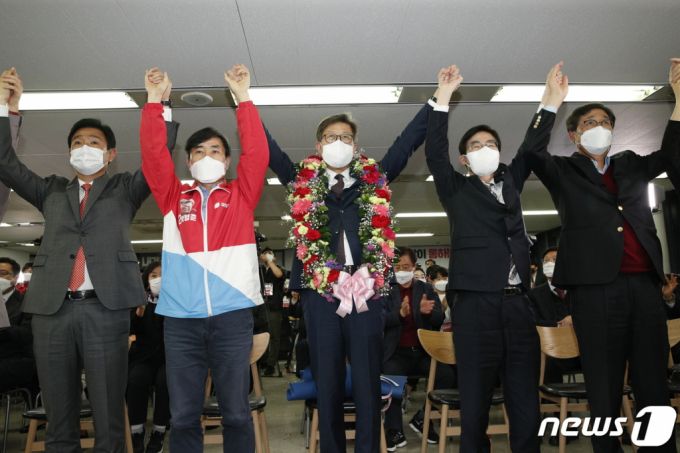 박형준 국민의힘 부산시장 후보가 7일 오후 부산진구 선거사무소에서 4·7재보궐선거 당선이 확실시 되자 하태경 부산시장 총괄선대본부장 등과 함께 두 손을 번쩍 들어올리고 있다. /사진=뉴스1.