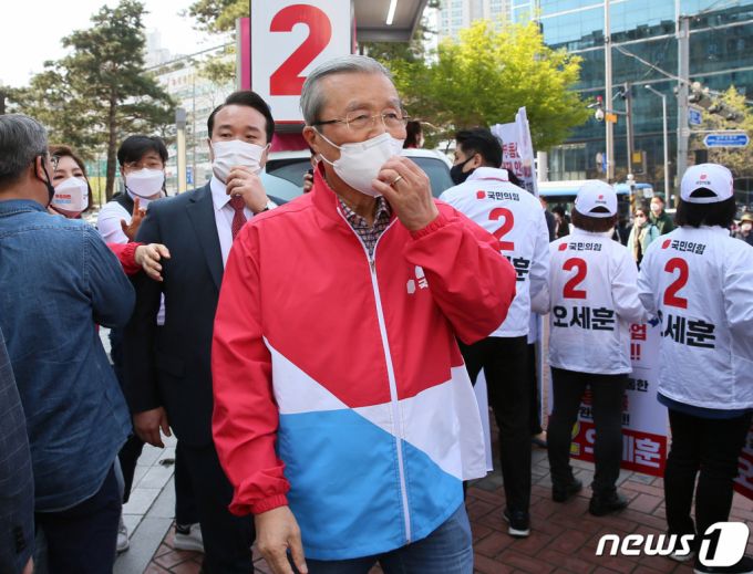 (서울=뉴스1) 국회사진취재단 = 김종인 국민의힘 비상대책위원장이 6일 오후 서울 강남 대치역 사거리에서 4.7 서울시장 재보궐선거에 나선 오세훈 후보의 지원 유세를 마치고 이동하고 있다. 2021.4.6/뉴스1