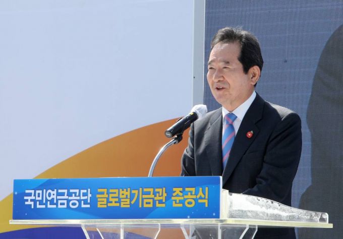 [전주=뉴시스]전북사진기자단 = 정세균 국무총리가 7일 전북 전주시 국민연금공단에서 열린 글로벌기금관 준공식에 참석해 인사말을 하고 있다. 2021.04.06. pmkeul@newsis.com