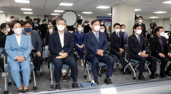 김태년 더불어민주당 대표 직무대행 등이 7일 오후 서울 여의도 당사에 마련된 상황실에서 4.7 재보궐 선거 출구조사 결과 발표를 시청하고 있다. / 사진제공=뉴시스